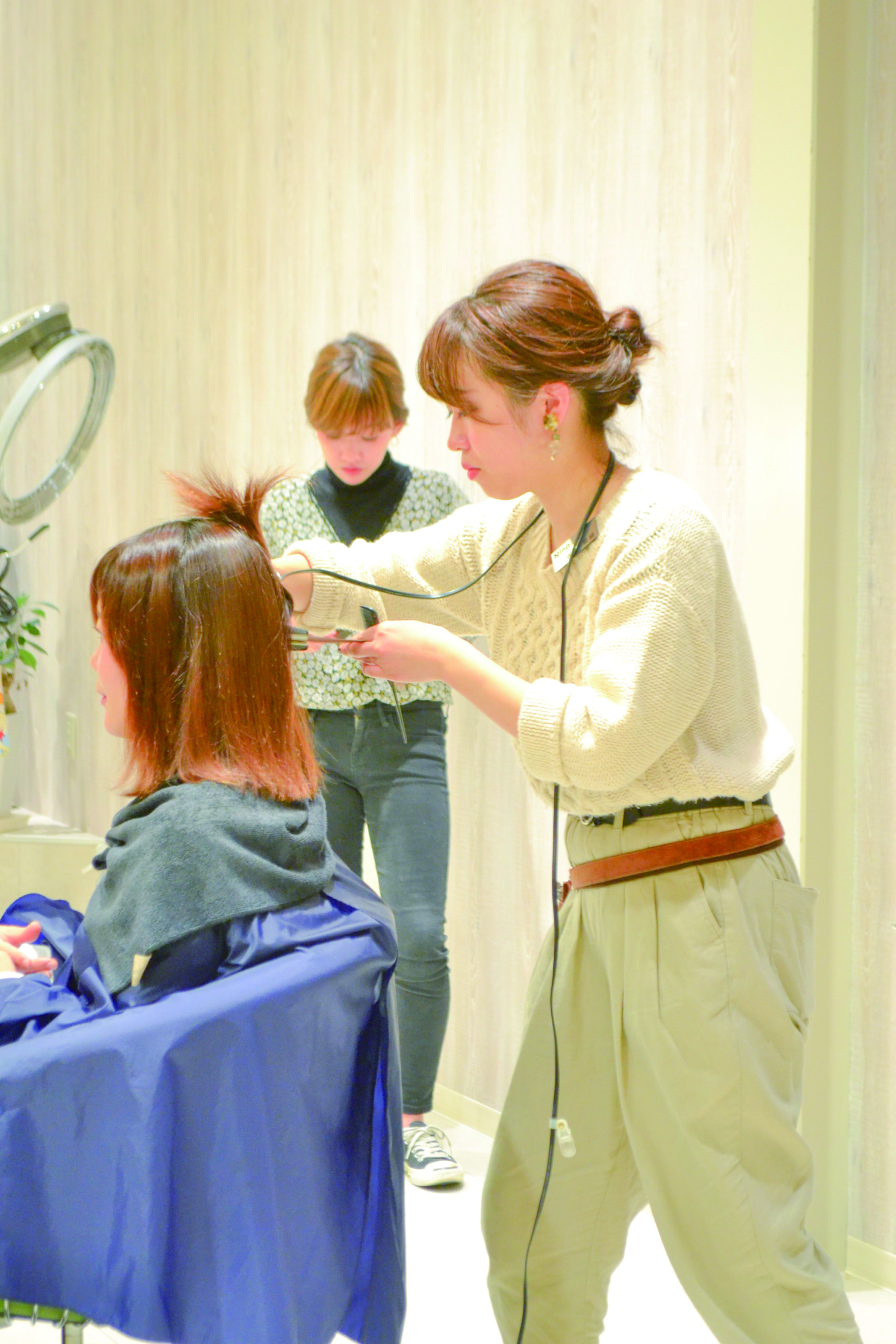 カリキュラムのモデルレッスンをしている様子。しっかり見てアドバイスをくれる先輩がいます。